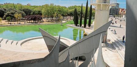 Ambiente en el Parc de la Espanya Industrial. Un niño se tira por el tobogán de dragón del parque