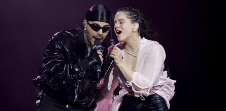 Rauw Alejandro y Rosalía durante el concierto en Coachella