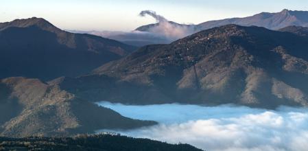 El pantano de Susqueda desaparece entre la niebla.