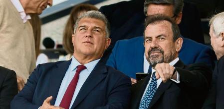 GETAFE, 16/04/2023.- El presidente del Barcelona, Joan Laporta (i) y el del Getafe, Ángel Torres, momentos antes del partido de LaLiga entre el Getafe y el Barcelona, este domingo en el Coliseo Alfonso Pérez. EFE/ Sergio Pérez