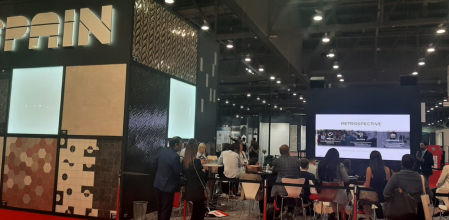 Una de las conferencias celebradas en el pabellón Español en la pasada edición de Coverings que tuvo lugar en Las Vegas.