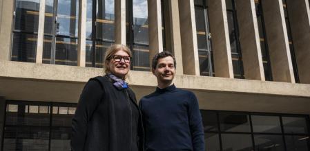 Hedwig Fijen, Directora Internacional Manifesta y Sergio Pardo, primer Mediador Creatiu en la presentación de la Biennal Manifesta. Barcelona 18 de abril de 2023.