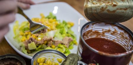 10 - 03 - 2022 / Barcelona / LATAS DE CONSERVAS CUYO RECUBRIMIENTO INTERIOR ES UNA LAMINA BLANCA DE BISBENOL -A, UN COMPUESTO QUIMICO PELIGROSO  / Foto: Llibert Teixidó