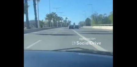 El pique entre ambos vehículos, que se adelantan varias veces en poco espacio, termina cuando uno de ellos toma una de las salidas&nbsp;