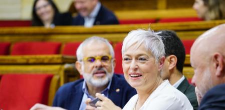 La diputada de Ciudadanos Anna Grau, entre Carlos Carrizosa y Joan García, en el pleno