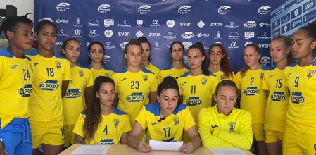 La mayor parte de la plantilla del Alhama, reunida alrededor de la portavoz del equipo