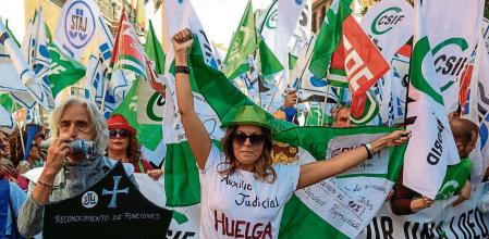 MADRID, 19/04/2023.- Manifestación de funcionarios de justicia, convocada por los sindicatos, para exigir una subida salarial, este miércoles a las puertas de la sede del Ministerio de Justicia.EFE/ Zipi
