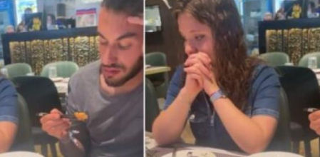 Los jóvenes miran desconsolados la gran cantidad de comida que han pedido