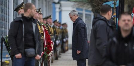 NEl Secretario General de la OTAN, Jens Stoltenberg, visita el Muro del Recuerdo para rendir homenaje a los soldados ucranianos asesinados, en medio del ataque de Rusia a Ucrania, en Kiev, Ucrania, el 20 de abril de 2023. REUTERS/Gleb Garanich