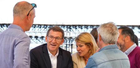 Alberto Núñez Feijóo conversó con ciudadanos de Huelva, en compañía de la candidata del PP a la alcaldía, Pilar Miranda