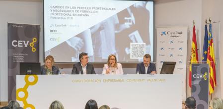 Nuria Montes, Vicente Lafuente, Leonor Sáiz y José Mª Toro, esta mañana en la CEV