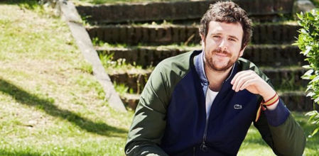 Aless Lequio junto a su perra Luna