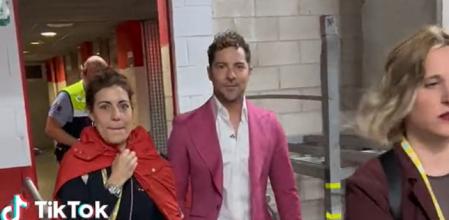 David Bisbal se encuentra con unos fans después de su actuación en el festival Primavera Pop de Los40