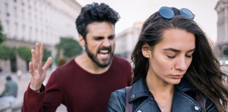 Las humillaciones, vejaciones o las reacciones agresivas son un verdadero indicador de una bandera roja.