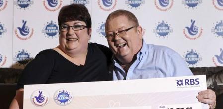 Colin Weir y su esposa tras recibir su premio