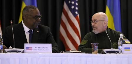 Ramstein (Germany), 21/04/2023.- U.S. Secretary of Defense Lloyd J. Austin III (L) speaks with Ukrainian Defense Minister Oleksii Reznikov (R) during the fourth meeting of Ukraine Defense Contact Group at the US Air Base in Ramstein, Germany, 21 April 2023. The US Secretary of Defense has invited Ministers of Defense and senior military officials from around the world to Ramstein to discuss the ongoing crisis in Ukraine and various security issues facing US allies and partners. (Alemania, Rusia, Ucrania) EFE/EPA/RONALD WITTEK