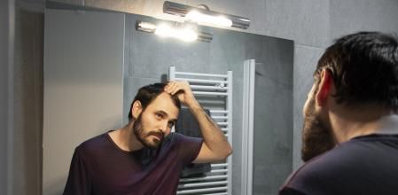 La falacrofobia es el temor a quedarse calvo, existan o no indicios.