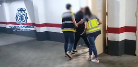 Momento de la detención del presunto acosador de las jóvenes