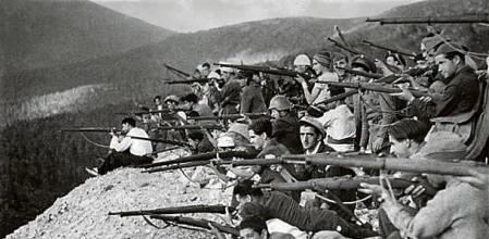 ZONA REPUBLICANA Madrid, 1936.- Milicianos en el frente de Guadarrama. En este sector de la sierra madrileña hubo combates desde el 24 de Julio al 15 de Agosto, la lucha fue difícil a causa de la desorganización de las fuerzas; y fue el momento de mayor actuación de las milicias. EFE/Archivo Díaz Casariego