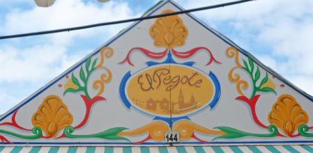 Una sevillana muestra los nombres de casetas más originales de la Feria de Abril de Sevilla y las redes alucinan