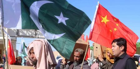 Chaman (Pakistan), 20/04/2023.- People receive rations donated by China to tribesmen ahead of Eid al-Fitr at Pak-Afghan border in Chaman, Pakistan, 20 April 2023. Muslims around the world celebrate the holy month of Ramadan, by praying during the night time and abstaining from eating, drinking, and sexual acts during the period between sunrise and sunset. Ramadan is the ninth month in the Islamic calendar and it is believed that the revelation of the first verse in the Koran was during its last 10 night. EFE/EPA/AKHTER GULFAM