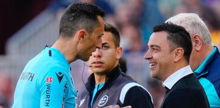 .- El entrenador del FC Barcelona, Xavi Hernández, (d) discute con el colegiado Sánchez Martínez durante el partido de la Liga Santander Barça-Atlético de Madrid disputado este domingo en el Camp Nou en Barcelona