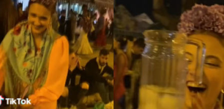 La joven pide que la graben para demostrar su habilidad con las jarras de rebujito&nbsp;