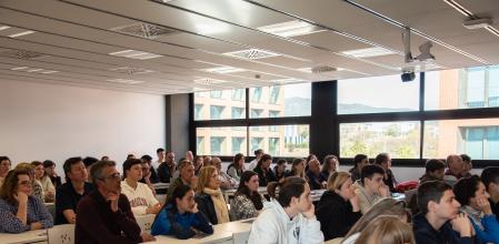 Futuros estudiantes y familiares asistiendo una de las 31 sesiones informativas de la Jornada de Puertas Abiertas