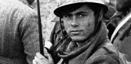 Un joven soldado republicano en la Guerra Civil española, c. 1937.