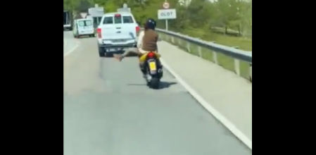 Una joven ha sido denunciada por conducir de forma temeraria su ciclomotor: baila y no paraba de moverse al manillar