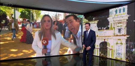 Un espontáneo irrumpe en 'Antena 3 Noticias' en una conexión con la Feria de Abril de Sevilla