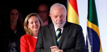 La vicepresidenta Nadia Calviño con Lula da Silva, ayer, en la Casa de América, en Madrid