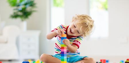 Los niños pueden aprender los colores por medio de juegos con los que se diviertan.