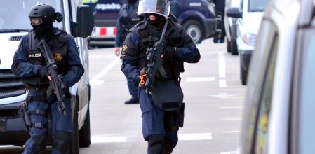 Dos integrantes del GEI de los Mossos, en una imagen de archivo