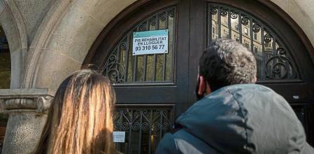 22032021 Barcelona, carteles de venta y alquiler de pisos