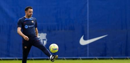 El técnico del FC Barcelona, Xavi Hernández, durante el entrenamiento que ha realizado la plantilla barcelonista para preparar el partido de liga que disputarán mañana ante el Real Betis Balonpié en el Spotify Camp Nou