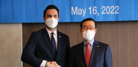 El conseller d'Empresa i Treball del Govern, Roger Torrent, tancant l'acord amb el CEO de l'empresa sud-coreana ILJIN, Jeom-sik Yang.