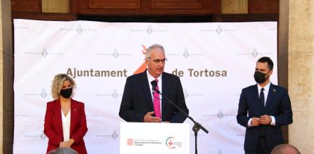 Pla americà de l'alcaldessa de Tortosa, Meritxell Roigé, el conseller d'Empresa, Roger Torrent, i el director general de Kronospan, Javier Macicior. Imatge del 7 d'octubre del 2021. (Horitzontal)