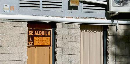 MADRID, 18/04/2023.- Vista de los carteles de alquiler en un piso de Madrid este martes. La ponencia de la Ley sobre el Derecho a la Vivienda ha dado luz verde este martes a su informe con la incorporación de 41 enmiendas pactadas por el PSOE con UP, ERC y Bildu, tras lo cual el texto se aprobará en la Comisión de Transportes este mismo jueves y en el pleno del Congreso la semana que viene. EFE/ Jennifer Gómez
