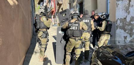 Los GEI participan en la búsqueda del asesino en Sant Hipòlit de Voltregà