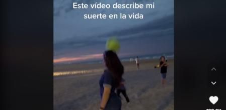 Posa en plan 'influencer' en la playa y recibe un pelotazo en la cabeza: “Describe mi suerte en la vida”
