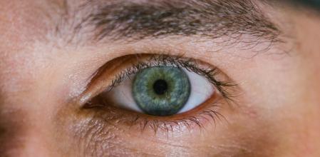 Los párpados caídos pueden deberse a un mal funcionamiento del músculo.