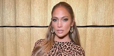 Jennifer Lopez con su 'total look' de Valentino