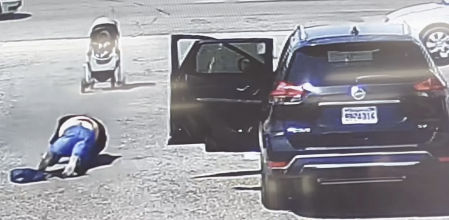 Un hombre salva in extremis a un bebé que rodaba sin control hacia una carretera llena de coches