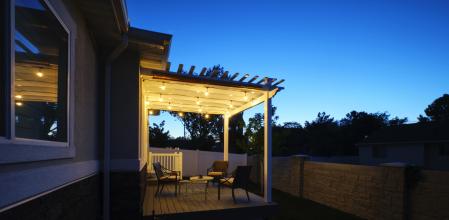 Con unas sencillas tiras de luz podrás hacer vida en tu jardín también de noche.