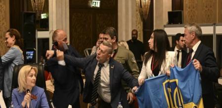 Delegados ucranianos boicotean la intervención de la representante rusa en la Asamblea Parlamentaria de la Organización de Cooperación Económica del Mar Negro, este jueves en Ankara