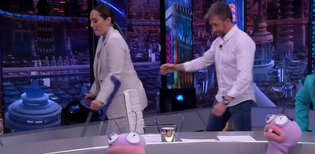 Tamara tuvo que utilizar las muletas para poder llegar a su lugar en la mesa de la tertulia de 'El Hormiguero'