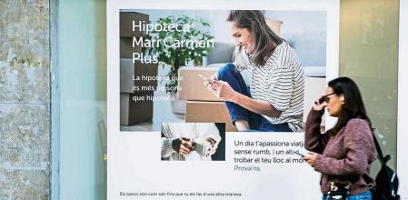 foto XAVIER CERVERA 08/11/2022 cartells d'ofertes d'hipoteques per il·lustrar la pujada de l'euríbor, que es vegi poc l'entitat, si és possible (kutxa / abanca)