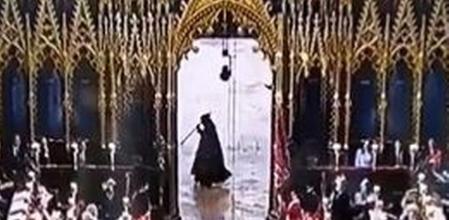 Una figura se coló durante un momento, pero fue suficiente para que se volviera viral