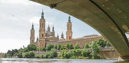 ZARAGOZA (ARAGÓN), 07/05/2023.- El Ebro a su paso por la basílica del Pilar de Zaragoza este domingo. Si algo une a los aragoneses es la defensa del agua y su rebelión contra el trasvase del Ebro, un proyecto que plantearon en sucesivos gobiernos PSOE y PP hasta que lo finiquitó el socialista José Luis Rodríguez Zapatero y ahora pasa de puntillas por la precampaña de las elecciones del 28M, resucitado solo por Vox. EFE/ Javier Cebollada